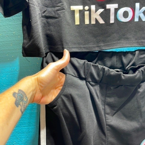 TikTok Logo Cropped Tee & Shorts Lounge Set w/ Pockets + Free Stickers – Large - Picture 6 of 15